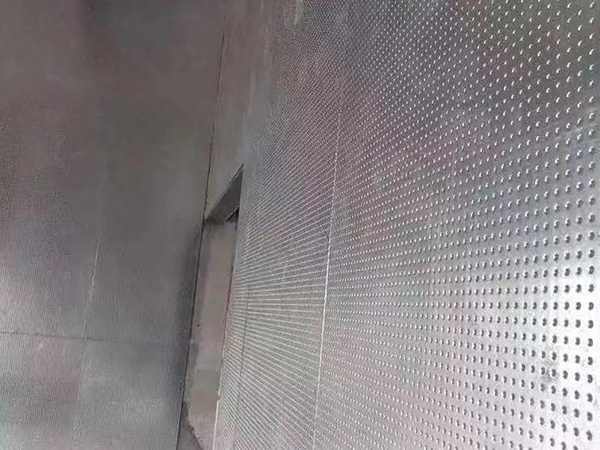 如何確保防爆墻施工中的墻體平整度？